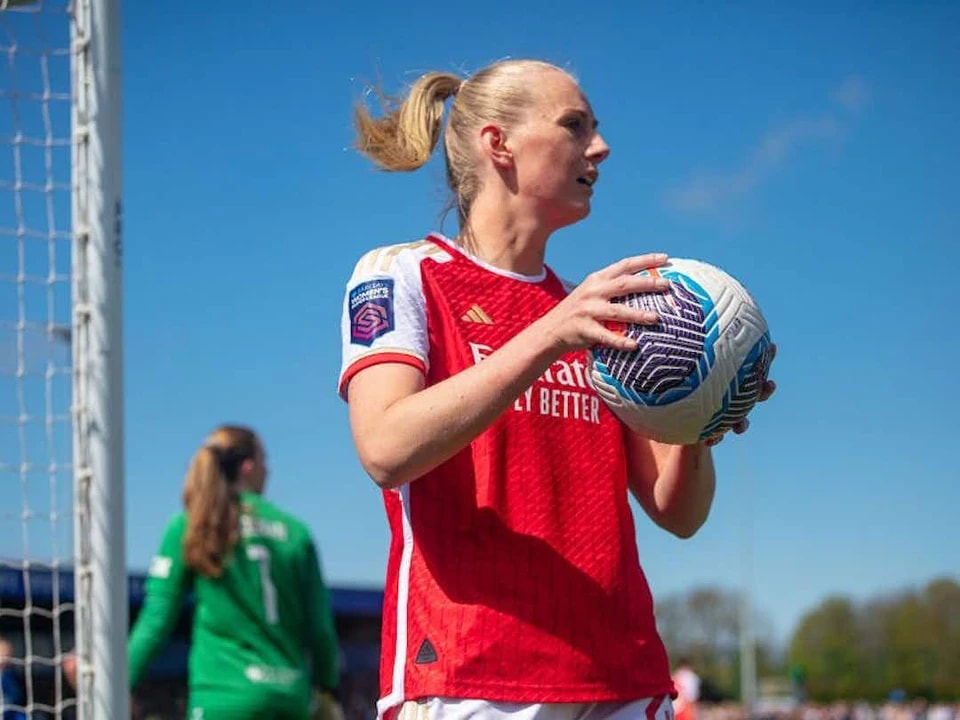 年女足冠军, amp, 尔顿霍尔公