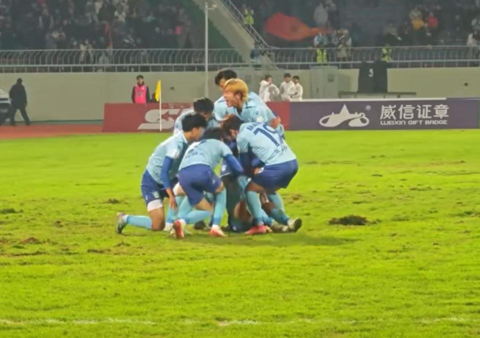 山城建队, 队球员将球, 及时出击